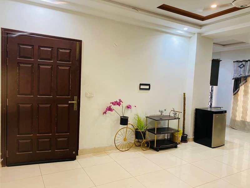 Furnish laxry apartment bahria town lahore par day weekly available for rent 1