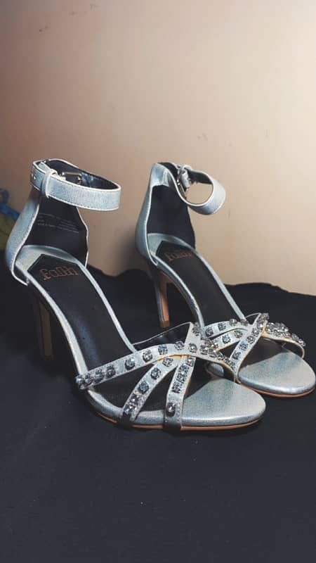 silver heel in new condition 0