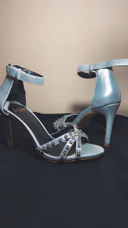 silver heel in new condition 1