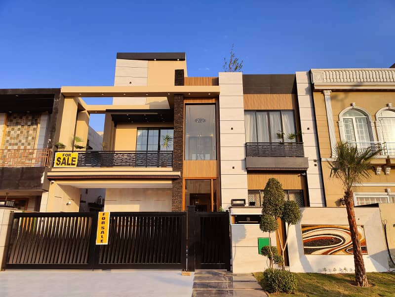 Luxurious Designer 10 Marla Brand New House For Sale in Bahria Town Lahore 1