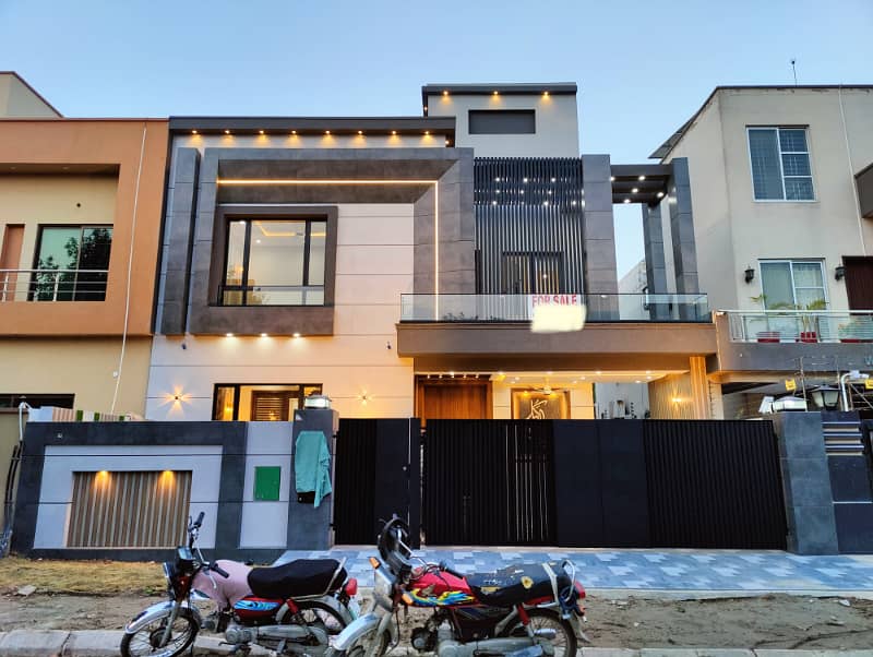 Luxurious Designer 10 Marla Brand New House For Sale in Bahria Town Lahore 0