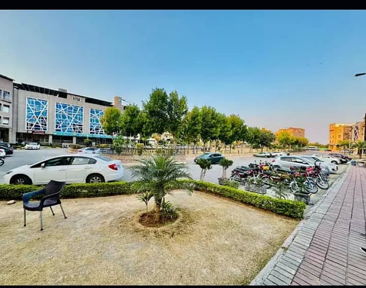 Bahria town Rawalpindi phase 7 2 bed apartment available for rent 1100sqft Long time and short time Family plaza Each and every think Ava this apartment 3