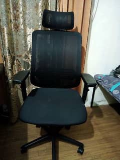 office chair . adjuted arms , hight, bend and headrest