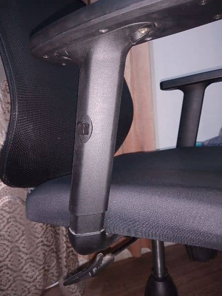 office chair . adjuted arms , hight, bend and headrest 5