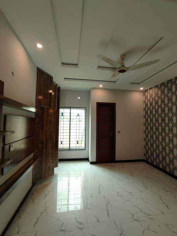 10 MARLA BRAND NEW HOUSE FOR SALE IN NASHEMAN E IQBAL PHASE 1 2