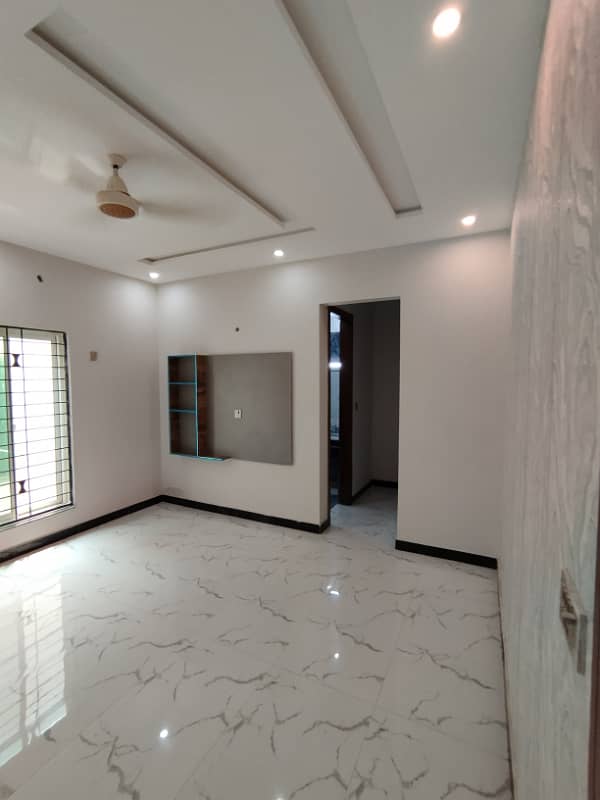 10 MARLA BRAND NEW HOUSE FOR SALE IN NASHEMAN E IQBAL PHASE 1 6