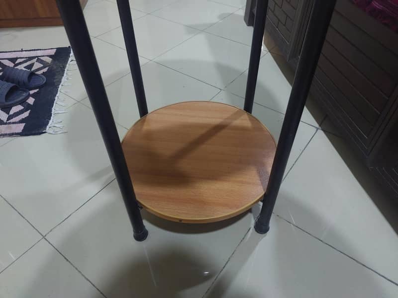 Round wooden table with metal legs 2