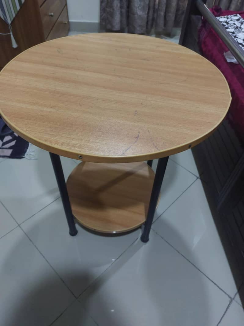 Round wooden table with metal legs 3