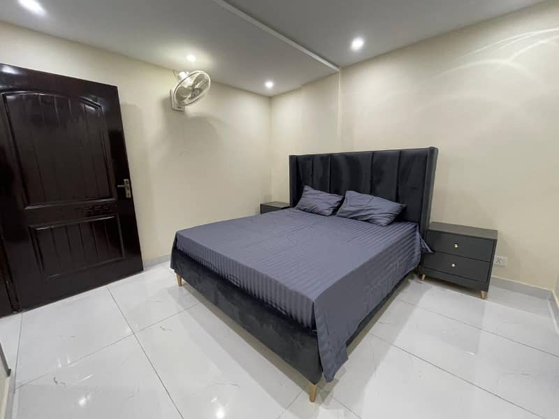 1 Bedroom VIP Full furnish flat per day available in Bahria town Lahore 0