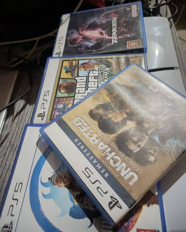 PS5  slim disc edition slightly used + 4cds + 2 controllers+ charger 1