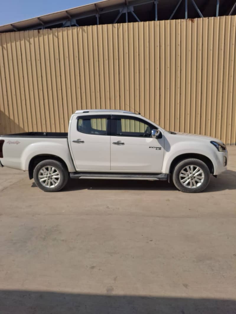 Isuzu D-Max V-Cross Automatic 3.0 2022 4