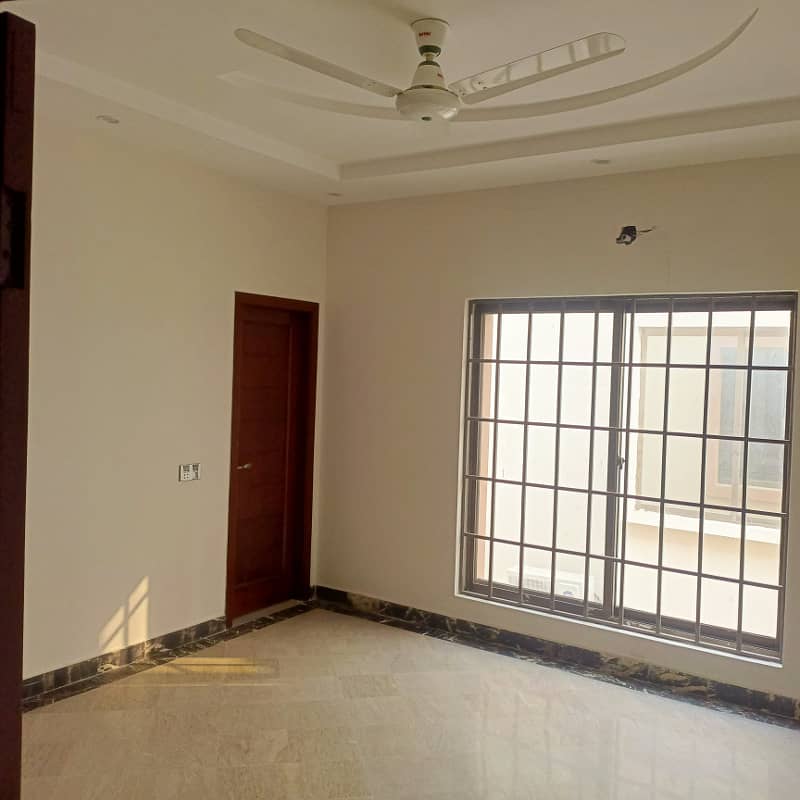 10 Marla House For Sale in Bahria Town Lahore. 11