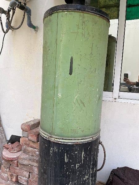 old style gas geyser 0