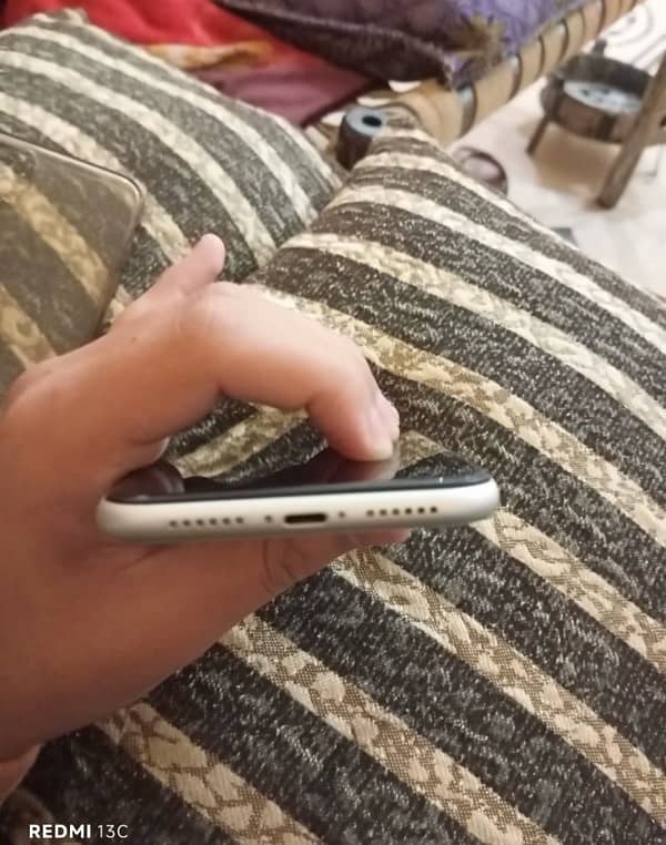 iPhone 11  scratch less body 3