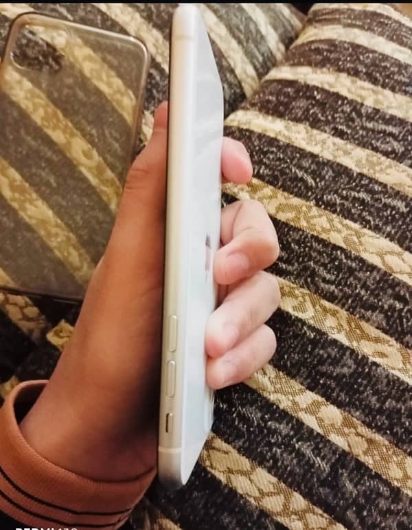 iPhone 11  scratch less body 4