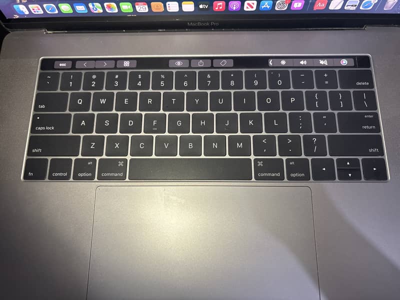 MacBook Pro 2017 15" inch 16gb ram 512 ssd 2