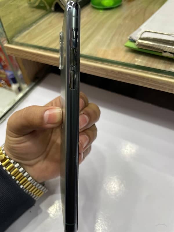 iphone 11 pro max pta approved 256 85% BH 4