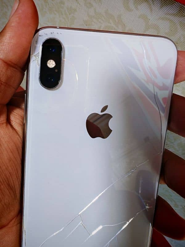 IPhone 11 Pro Pta Rs 85k iPhone xs max 256gb pta Rs 82k 5