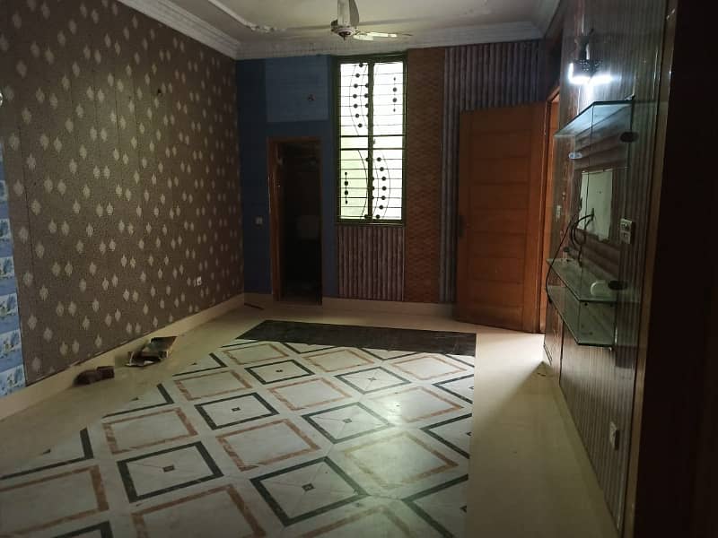 ALLAMA IQBAL TOWN 10 MARLA HOUSE URGENT FOR RENT IN PRIME LOCATION 9