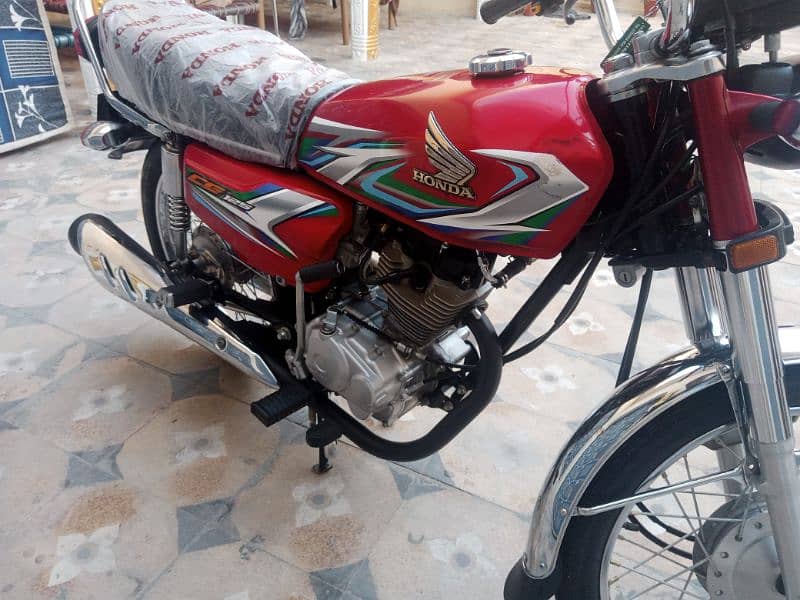 HONDA 125 MODEL23 ISLAMABAD NUM FRESH CONDITION 7300KM USED ONLY 1