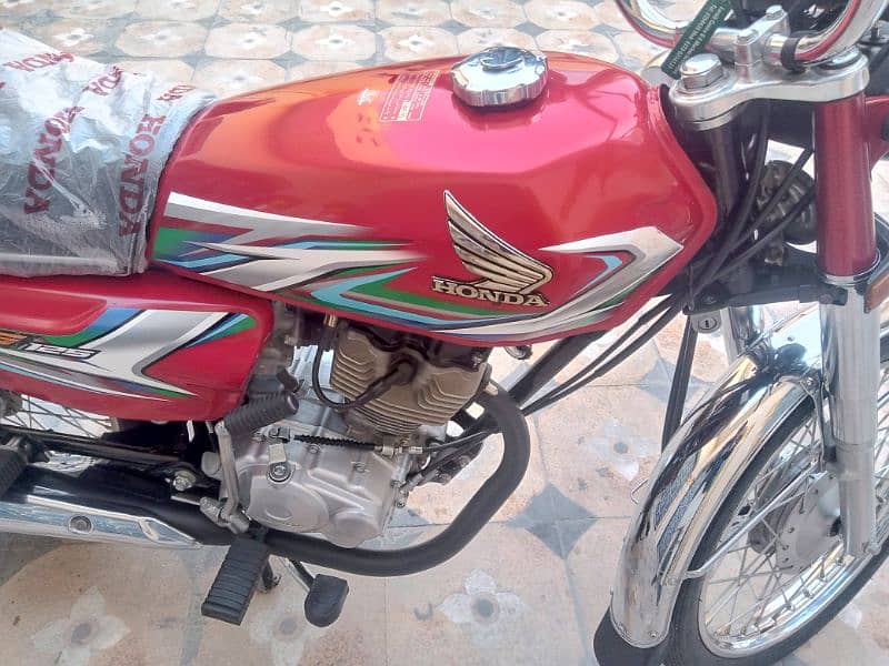 HONDA 125 MODEL23 ISLAMABAD NUM FRESH CONDITION 7300KM USED ONLY 3