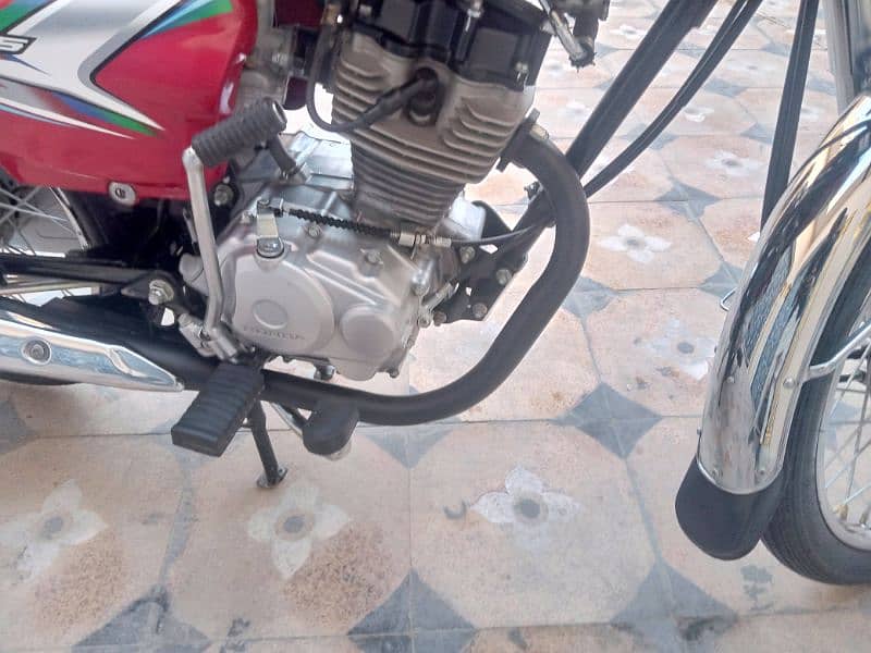 HONDA 125 MODEL23 ISLAMABAD NUM FRESH CONDITION 7300KM USED ONLY 4