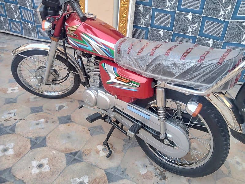 HONDA 125 MODEL23 ISLAMABAD NUM FRESH CONDITION 7300KM USED ONLY 5