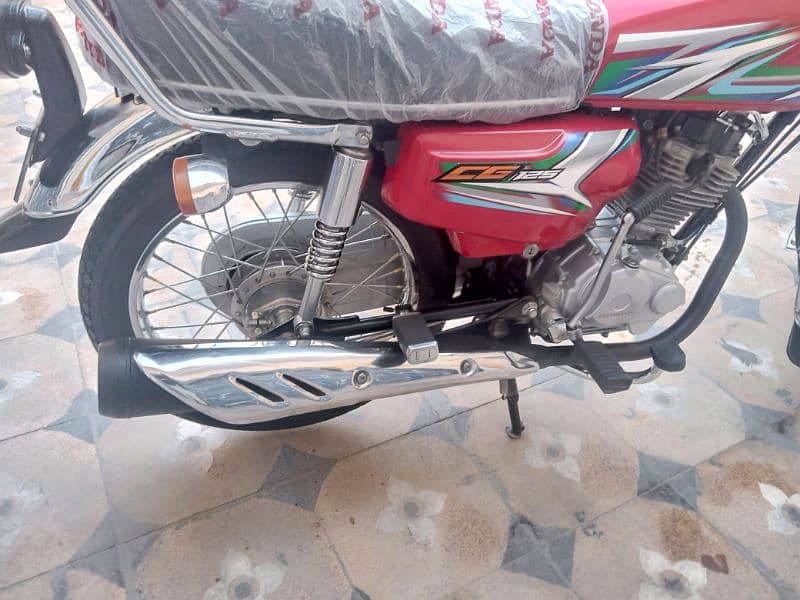 HONDA 125 MODEL23 ISLAMABAD NUM FRESH CONDITION 7300KM USED ONLY 6