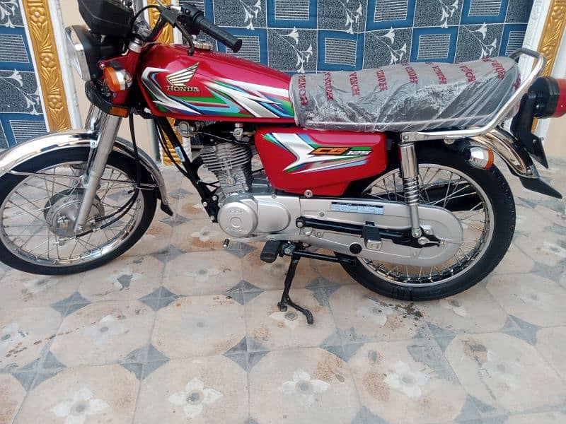 HONDA 125 MODEL23 ISLAMABAD NUM FRESH CONDITION 7300KM USED ONLY 8