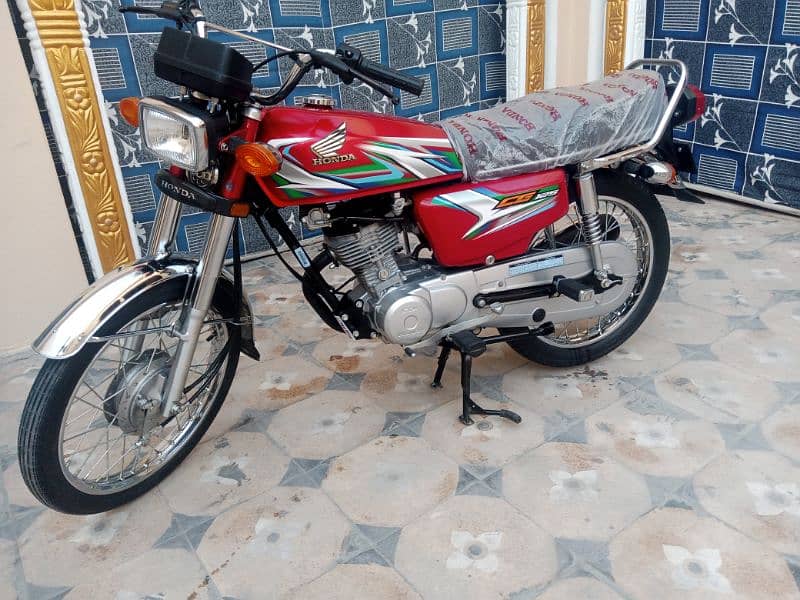 HONDA 125 MODEL23 ISLAMABAD NUM FRESH CONDITION 7300KM USED ONLY 9