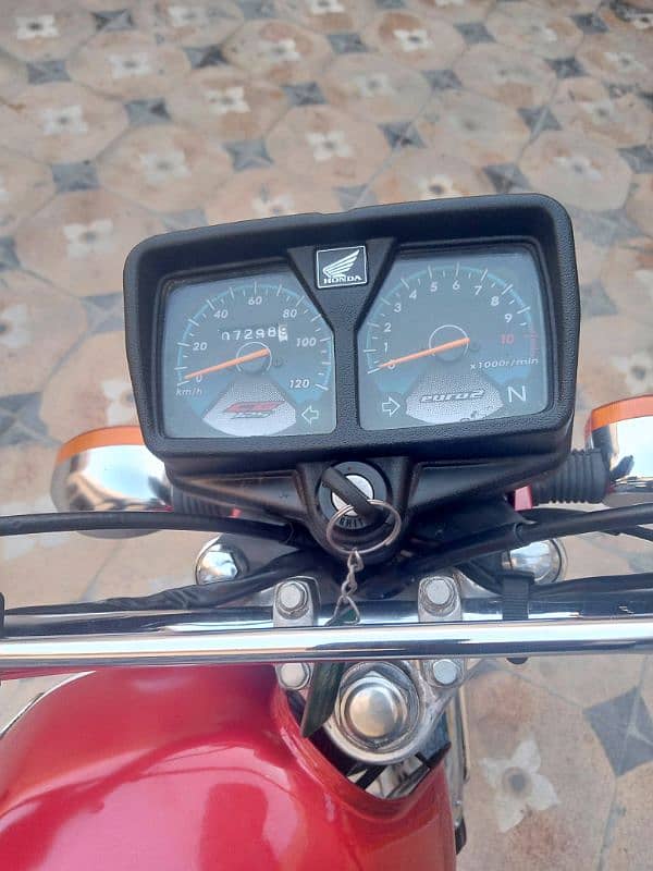 HONDA 125 MODEL23 ISLAMABAD NUM FRESH CONDITION 7300KM USED ONLY 10