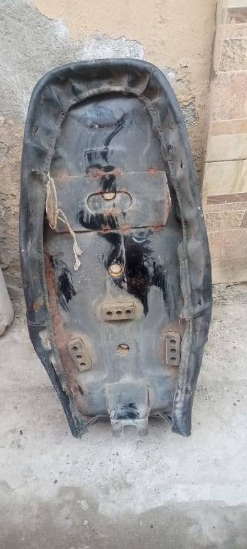 Honda cg 125 geunine seat for sale03015002946 3