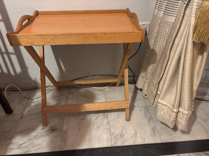 folding tea table in very good condition 0