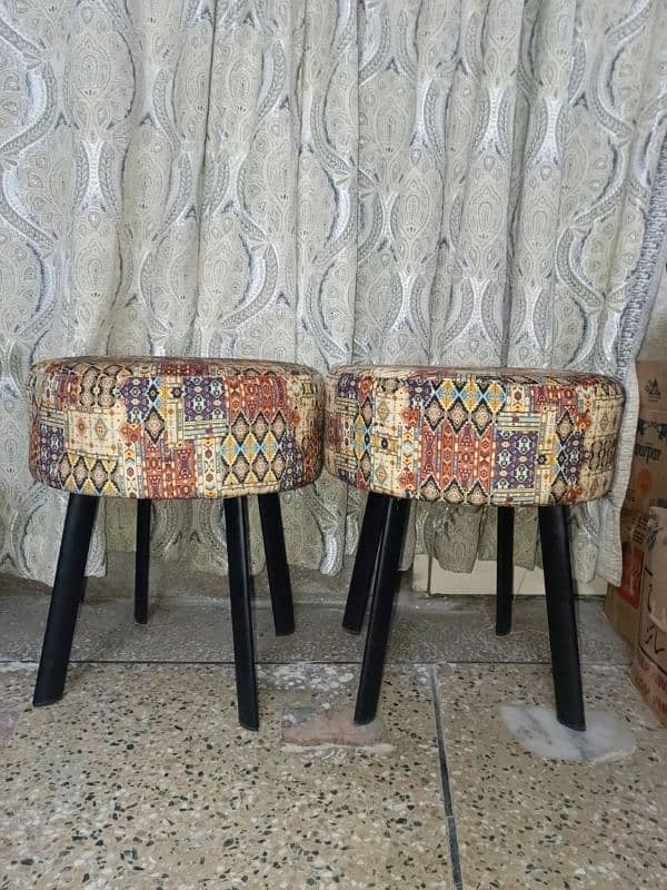 2 Modern Style Stools (10/10) 0