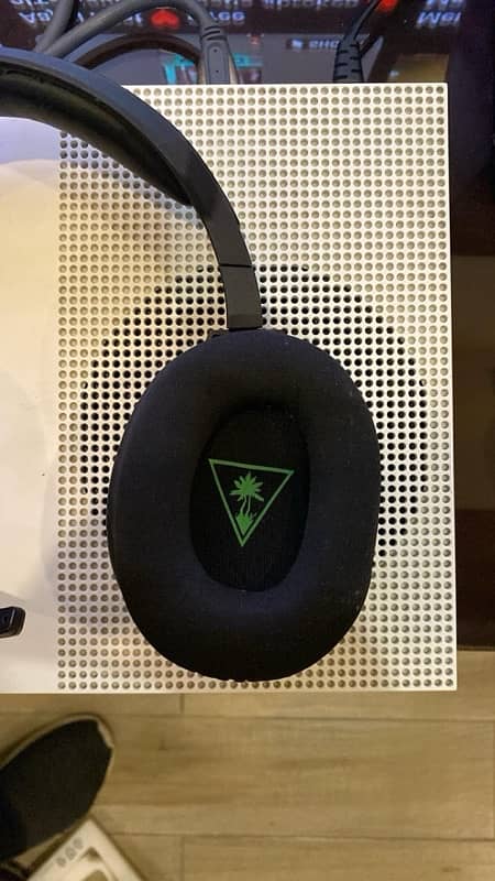 Turtlebeach Stealth 700 Wireless headphones bluetooth xbox compatible 1