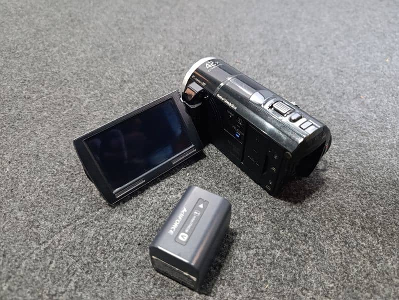 Sony HDR-PJ10 Handycam Camera With Built-in Projector 0