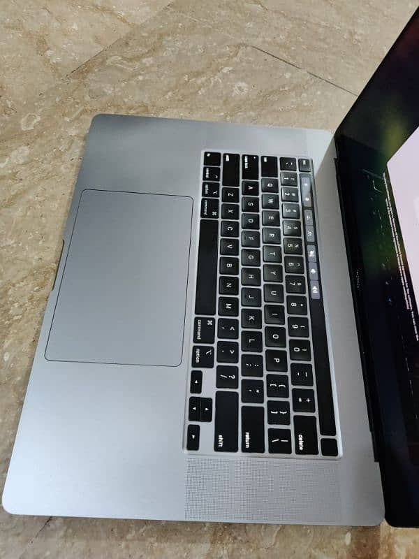 Macbook Pro 2019 16" with original box and charger. 7