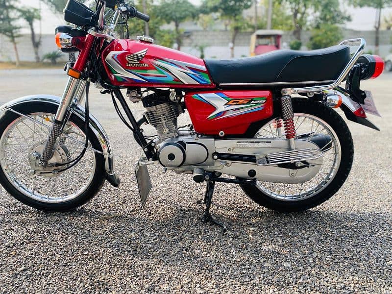 Honda 125 model 23 new condition 2