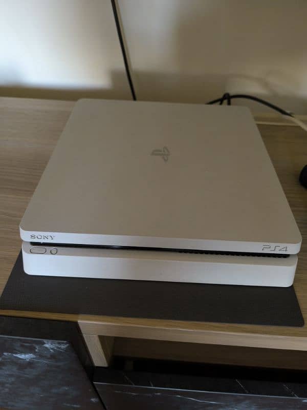 PS4 Slim 500 GB 2 Controllers 2