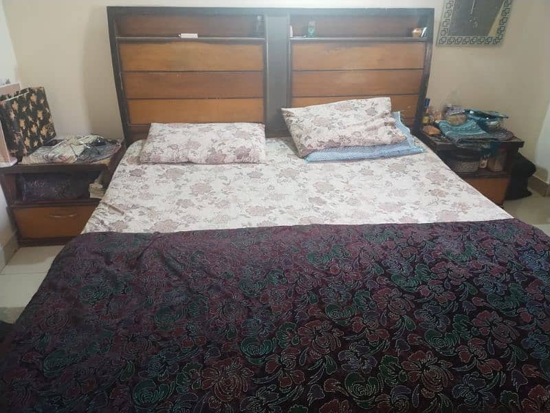 king size bed 2 side table divider and wodrobe 1