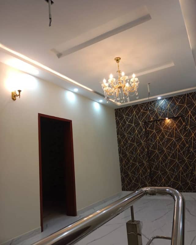 5 MARLA BEAUTIFUL HOUSE AVAILABLE FOR RENT IN KHAYABAN E AMIN 11