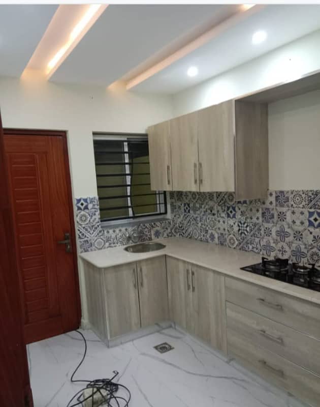 5 MARLA BEAUTIFUL HOUSE AVAILABLE FOR RENT IN KHAYABAN E AMIN 15