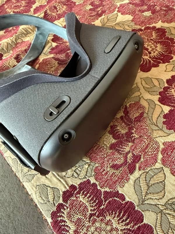 Oculus Quest VR All-in-One Gaming Headaet for Sale 0