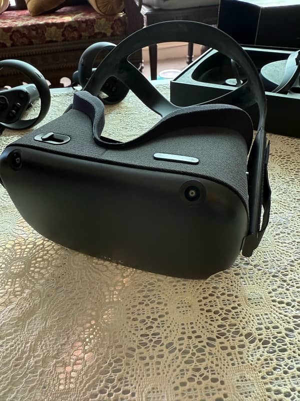 Oculus Quest VR All-in-One Gaming Headaet for Sale 5