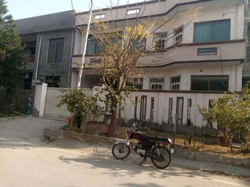 i-8 Near kachnar Park Ground with Besment For Rent. 6