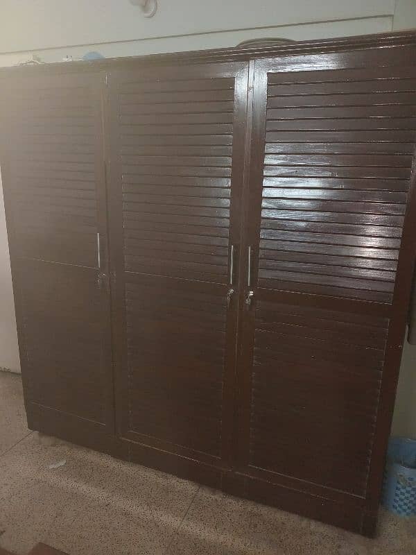 3 doors wardrobe 0