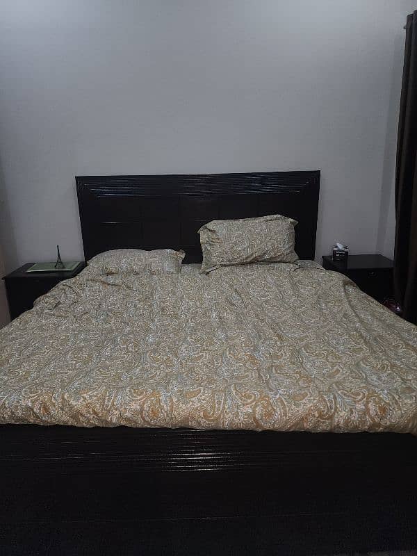 selling used bed set 3