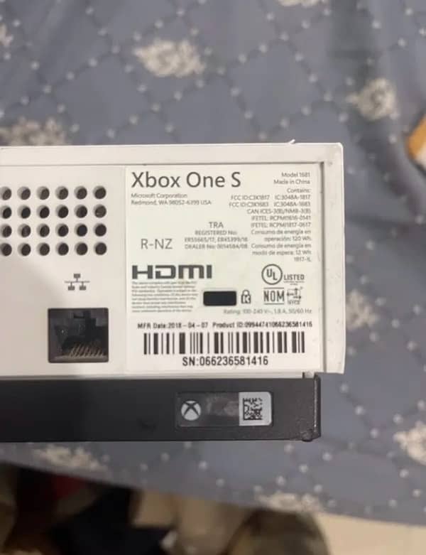 Xbox OneS - 1TB - 2 Controllers 4