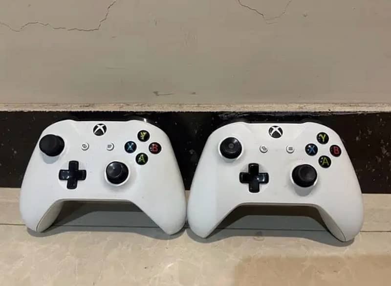 Xbox OneS - 1TB - 2 Controllers 5