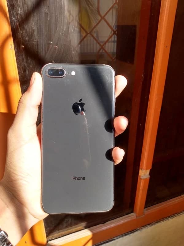 iPhone 8 Plus 1